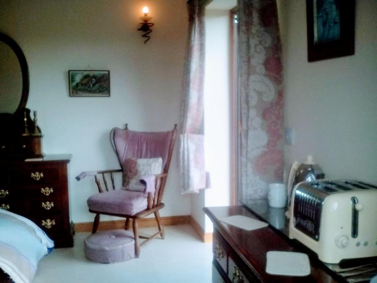 Bed and Breakfast April House Barrock Екстер'єр фото